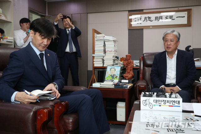 【서울=뉴시스】고승민 기자 = 조국 법무부 장관이 17일 서울 여의도 국회 대안정치연대 유성엽 대표실을 찾아 예방하고 있다. 2019.09.17.kkssmm99@newsis.com