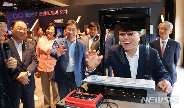 【서울=뉴시스】전신 기자 = 문재인 대통령이 17일 서울 동대문구 콘텐츠인재캠퍼스에서 열린 콘텐츠산업 3대 혁신전략 발표회에 앞서 AR글래스에 구현되는 콘텐츠를 시청하고 있다. 2019.09.17. photo1006@newsis.com