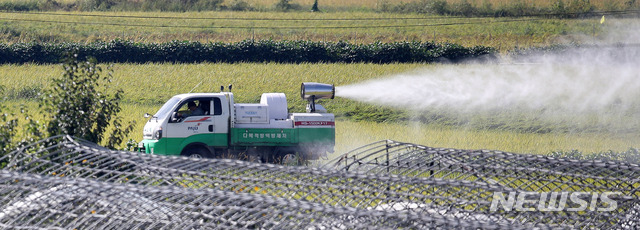 【파주=뉴시스】김선웅 기자 = 국내에서 처음으로 가축전염병인 아프리카돼지열병(ASF)이 발생한 17일 경기 파주시의 한 돼지농장 인근에서 방역 관계자들이 차량으로 방역작업을 하고 있다. 2019.09.17.&nbsp; mangusta@newsis.com