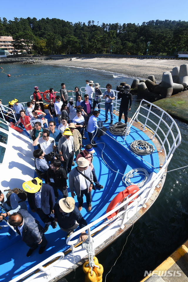 【거제=뉴시스】 차용현 기자 = 17일 오후 대통령 별장 등으로 인해 일반인 출입이 통제됐던 경남 거제시 소재 저도가 47년 만에 처음으로 개방된 가운데 개방행사에 참석한 탐방객들이 여객선이 저도항에 도착하자 선착장에 내리고 있다. 2019.09.17. con@newsis.com