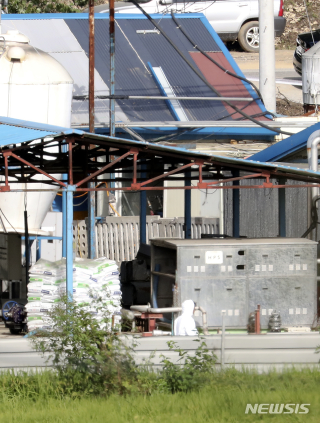 【파주=뉴시스】최진석 기자 = 17일 아프리카돼지열병(ASF)이 발생한 경기 파주 한 양돈농장에서 한 관계자가 방역복을 입고 농장을 살펴보고 있다. 국내에서 아프리카돼지열병(ASF)이 처음으로 발생한 것으로 사람이 걸리진 않지만 돼지가 걸렸을 때 치사율이 최대 100%에 달하는 것으로 알려진 전염병이다. 구제역과 달리 아직 백신도 개발되지 않은 치명적 질병으로 예방차원에서 살처분 한다. 2019.09.17.myjs@newsis.com