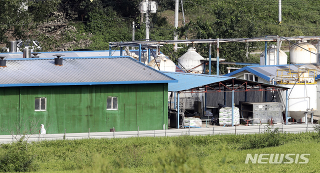 【파주=뉴시스】최진석 기자 = 17일 아프리카돼지열병(ASF)이 발생한 경기 파주 한 양돈농장에서 한 관계자가 방역복을 입고 농장을 살펴보고 있다. 국내에서 아프리카돼지열병(ASF)이 처음으로 발생한 것으로 사람이 걸리진 않지만 돼지가 걸렸을 때 치사율이 최대 100%에 달하는 것으로 알려진 전염병이다. 구제역과 달리 아직 백신도 개발되지 않은 치명적 질병으로 예방차원에서 살처분 한다. 2019.09.17. myjs@newsis.com