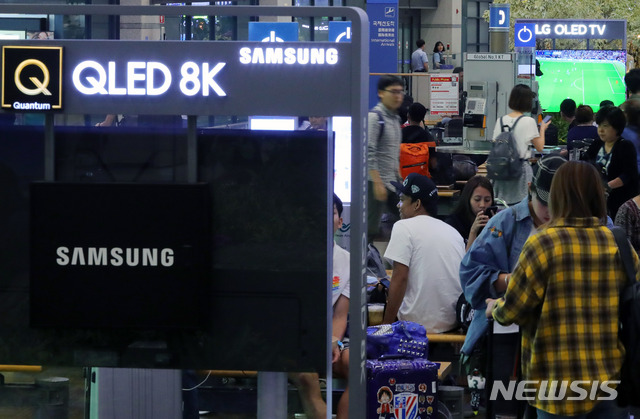 【인천공항=뉴시스】배훈식 기자 = 8K TV에 대한 삼성전자와 LG전자의 기술력 공방이 시작된 17일 오후 인천국제공항 제1터미널 입국장에 삼성 QLED 8K TV와 LG OLED TV가 설치돼 있다. 2019.09.17. dahora83@newsis.com