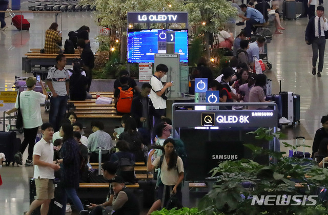 【인천공항=뉴시스】배훈식 기자 = 8K TV에 대한 삼성전자와 LG전자의 기술력 공방이 시작된 17일 오후 인천국제공항 제1터미널 입국장에 삼성 QLED 8K TV와 LG OLED TV가 설치돼 있다. 2019.09.17. dahora83@newsis.com