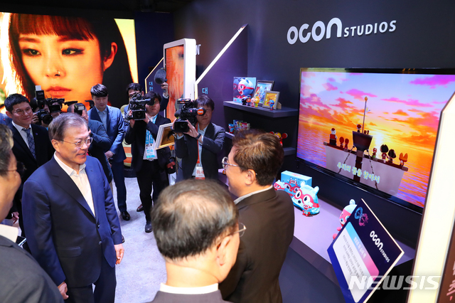 【서울=뉴시스】전신 기자 = 문재인 대통령이 17일 서울 동대문구 콘텐츠인재캠퍼스에서 열린 콘텐츠산업 3대 혁신전략 발표회에 앞서 콘텐츠 산업 전시부스를 둘러보고 있다. 2019.09.17. photo1006@newsis.com
