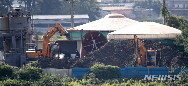 【파주=뉴시스】김선웅 기자 = 국내에서 처음으로 가축전염병인 아프리카돼지열병(ASF)이 발생한 17일 경기 파주시의 한 돼지농장에서 방역 관계자들이 살처분·매몰 작업용 장비를 옮기고 있다. 2019.09.17. mangusta@newsis.com