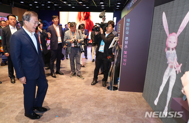 【서울=뉴시스】전신 기자 = 문재인 대통령이 17일 서울 동대문구 콘텐츠인재캠퍼스에서 열린 콘텐츠산업 3대 혁신전략 발표회에 앞서 콘텐츠 산업 전시부스를 둘러보고 있다. 2019.09.17. photo1006@newsis.com