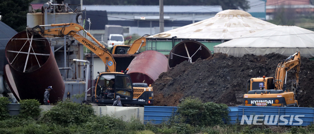 【파주=뉴시스】최진석 기자 = 17일 아프리카돼지열병(ASF)이 발생한 경기 파주 한 양돈농장에서 방역당국 관계자들이 살처분을 위한 탱크를 설치 작업을 하고 있다.&nbsp;&nbsp; 국내에서 아프리카돼지열병(ASF)이 처음으로 발생한 것으로 사람이 걸리진 않지만 돼지가 걸렸을 때 치사율이 최대 100%에 달하는 것으로 알려진 전염병이다. 구제역과 달리 아직 백신도 개발되지 않은 치명적 질병으로 예방차원에서 살처분 한다. 2019.09.17.&nbsp; myjs@newsis.com