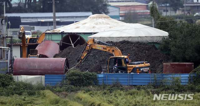 【파주=뉴시스】최진석 기자 = 17일 아프리카돼지열병(ASF)이 발생한 경기 파주 한 양돈농장에서 방역당국 관계자들이 살처분을 위한 탱크를 설치 작업을 하고 있다. 국내에서 아프리카돼지열병(ASF)이 처음으로 발생한 것으로 사람이 걸리진 않지만 돼지가 걸렸을 때 치사율이 최대 100%에 달하는 것으로 알려진 전염병이다. 구제역과 달리 아직 백신도 개발되지 않은 치명적 질병으로 예방차원에서 살처분 한다. 2019.09.17. myjs@newsis.com