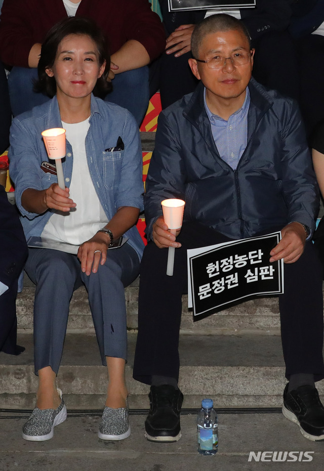 【서울=뉴시스】배훈식 기자 = 17일 오후 서울 종로구 세종문화회관 앞에서 열린 '문재인 정권의 헌정유린 중단과 위선자 조국 파면 촉구 투쟁' 집회에 참석한 황교안(오른쪽) 자유한국당 대표와 나경원 원내대표가 나란히 앉아 있다. 2019.09.17.&nbsp; dahora83@newsis.com