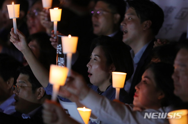 【서울=뉴시스】배훈식 기자 = 17일 오후 서울 종로구 세종문화회관 앞에서 열린 '문재인 정권의 헌정유린 중단과 위선자 조국 파면 촉구 투쟁' 집회에 참석한 나경원 자유한국당 원내대표가 구호를 외치고 있다.  2019.09.17. dahora83@newsis.com