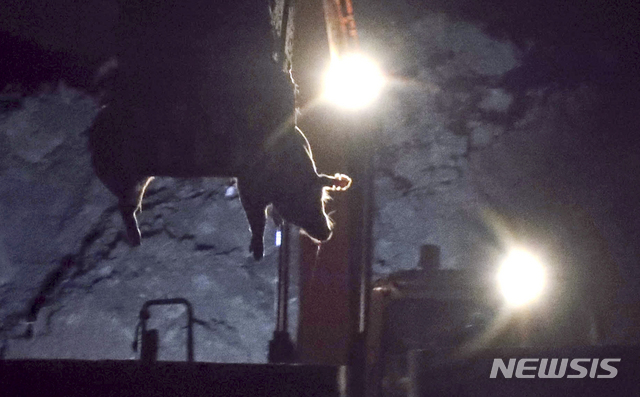 【파주=뉴시스】최진석 기자 = 17일 아프리카돼지열병(ASF)이 발생한 경기 파주 한 양돈농장에서 방역당국 관계자들이 돼지 살처분을 하고 있다. 국내에서 아프리카돼지열병(ASF)이 처음으로 발생한 것으로 사람이 걸리진 않지만 돼지가 걸렸을 때 치사율이 최대 100%에 달하는 것으로 알려진 전염병이다. 구제역과 달리 아직 백신도 개발되지 않은 치명적 질병으로 예방차원에서 살처분 한다. 2019.09.17.myjs@newsis.com