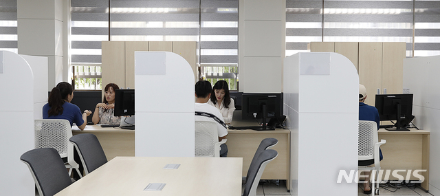 영남대학교 YU진로취업센터에서 전문 컨설턴트에게 상담을 받고 있는 학생들.