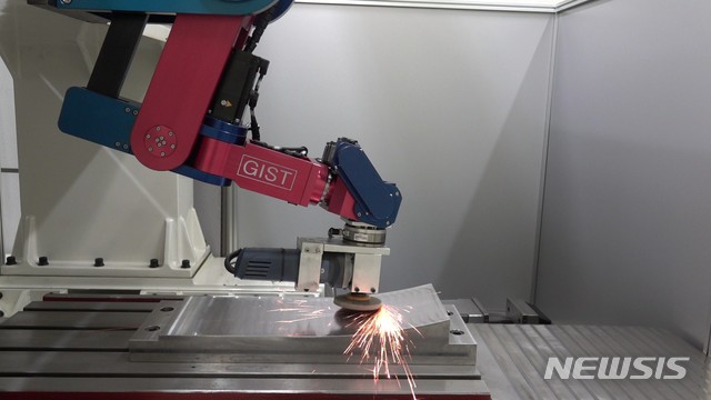 【광주=뉴시스】 송창헌 기자 = 광주과학기술원(GIST) 기계공학부 이선규 교수 연구팀이 현재 대부분 수작업으로 이뤄지고 있는 차체금형의 마무리 작업 공정을 자동화로 대체 가능한 로봇팔을 개발하는데 성공했다고 18일 밝혔다. 2019.09.18 (사진=광주과학기술원 제공) photo@newsis.com