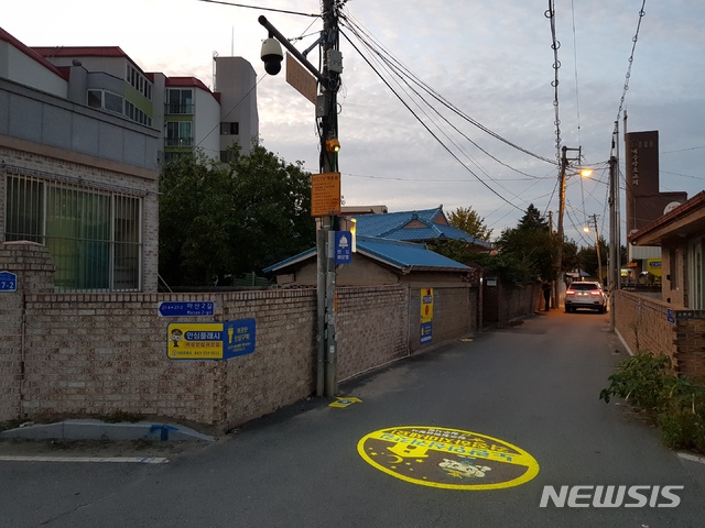 【청주=뉴시스】임선우 기자 = 충북 청주시 청원구 내수읍 마산리 여성안심귀갓길에 설치된 범죄예방시설. 2019.09.18. (사진=충북지방경찰청 제공) photo@newsis.com