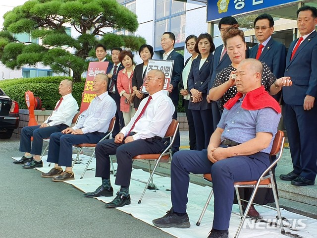 【창원=뉴시스】 강경국 기자 = 박춘덕, 손태화, 조영명, 정길상 시의원 등 자유한국당 경남 창원시의회 의원들이 18일 창원시의회 입구에서 조국 법무부장관의 자진 사퇴와 문재인 대통령의 임명 철회를 촉구하는 삭발식을 진행하고 있다. 2019.09.18. kgkang@newsis.com