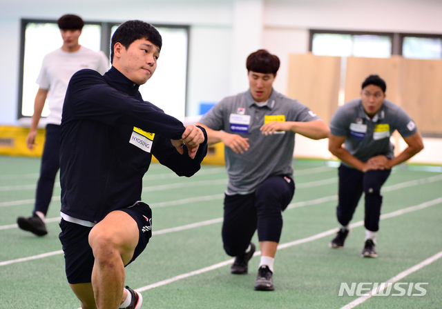 【진천=뉴시스】 인진연 기자 = 세계 최초의 봅슬레이·스켈레톤·루지 실내스타트 훈련장이 18일 충북 진천 국가대표선수촌에 개장했다. 윤성빈 선수가 본격적인 훈련에 앞서 스트레칭을 하고 있다. 2019.09.18inphoto@newsis.com