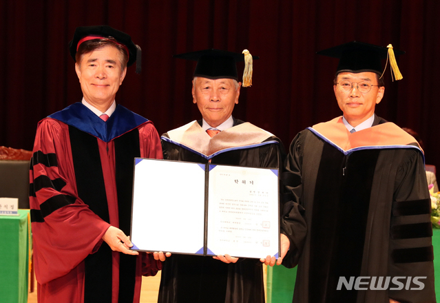【부산=뉴시스】 동아대가 동문 기업인인 장복만 동원개발 회장에게 명예 경영학 박사 학위를 수여했다. 2019.09.18. (사진=동아대 제공)photo@newsis.com 