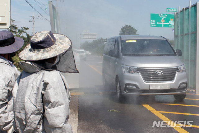 【제주=뉴시스】강경태 기자 = 18일 오후 제주시 한립읍 금악리 금악2교차로에 설치된 거점 소독시설에서 축산시설 출입차량에 대한 소독 작업이 진행되고 있다. 2019.09.18.&nbsp; ktk2807@newsis.com 