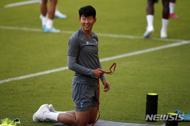 【아테네=AP/뉴시스】토트넘의 손흥민이 17일(이하 현지시간) 그리스 아테네 인근 피라우스 항구의 게오르기오스 카라이스카키스 스타디움에서 몸을 풀고 있다. 토트넘은 18일 올림피아코스FC(그리스)와 2019~20 유럽축구연맹(UEFA) 챔피언스리그 B조 1차전 원정 경기를 치르며 손흥민의 출전 여부는 미지수다. 2019.09.18.