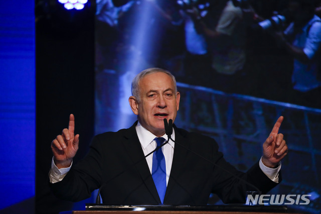 【텔아비브=AP/뉴시스】베냐민 네타냐후 이스라엘 총리가 18일(현지시간) 텔아비브에서 지지자들에게 연설하고 있다. 2019.09.18