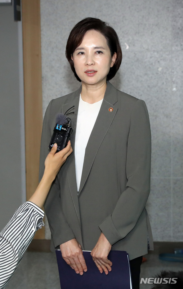 【서울=뉴시스】 박영태 기자 = 유은혜 사회부총리 겸 교육부장관이 지난달 18일 오전 서울 여의도 국회 의원회관에서 교육개혁 관련 정례 당정청 회의를 끝내고 취재진 질문에 답변하고 있다. 2019.09.18.since1999@newsis.com