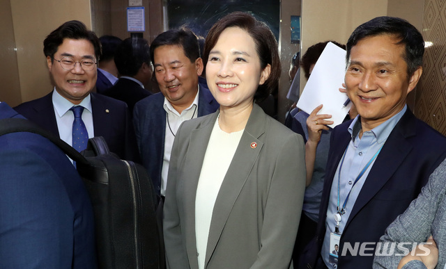 【서울=뉴시스】 박영태 기자 = 유은혜 사회부총리 겸 교육부장관이 18일 오전 서울 여의도 국회 의원회관에서 교육개혁 관련 정례 당정청 회의를 끝내고 승강기를 타고 있다. 2019.09.18.since1999@newsis.com