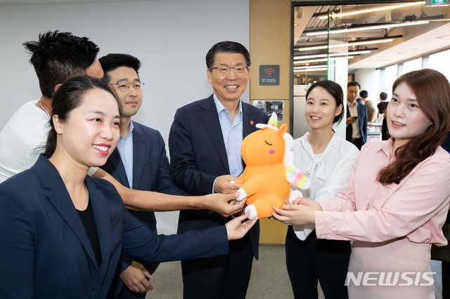 【서울=뉴시스】은성수 금융위원장이 18일 서울 강남구 디캠프에서 열린 '핀테크 스케일업 현장간담회'에 참석해 간담회 참여 기업 대표들로부터 기업가치가 10억달러 이상인 비상장 스타트업 기업을 의미하는 유니콘 인형을 선물받고 기념촬영을 하고 있다. 2019.09.18. (사진=금융위원회 제공) photo@newsis.com