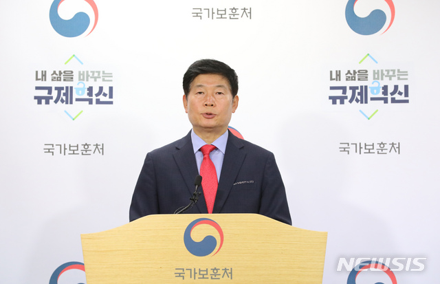 【세종=뉴시스】강종민 기자 = 김대원 국가보훈처 대변인이 18일 오전 정부세종청사에서 목함지뢰 폭발사고로 부상 당한 하재헌 중사의 국가유공자 등록신청과 의결 사항에 대한 공식입장을 발표하고 있다. 보훈처는 하 중사의 이의신청에 대해 재심의 절차를 진행한다고 밝혔다. 2019.09.18. ppkjm@newsis.com