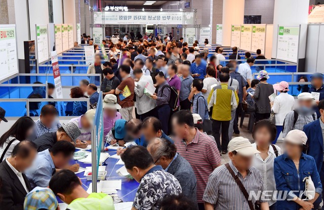【부산=뉴시스】 하경민 기자 = 지난 9월18일 오전 부산 연제구 부산시청 1층 로비에서 열린 '2019 부산장·노년일자리박람회'를 찾은 장·노년층 구직자들이 이력서를 작성하거나 현장면접을 보고 있다.2019.09.18.&nbsp;&nbsp;&nbsp; yulnetphoto@newsis.com