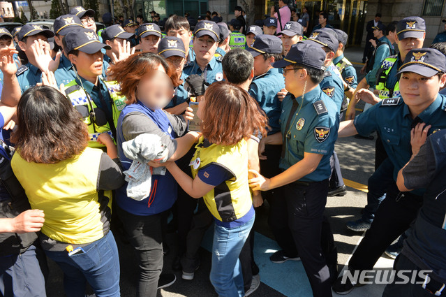 【울산=뉴시스】 배병수 기자 = 18일 오전 울산시의회 옥상. 전날부터 고공농성을 벌이고 있는 경동도시가스 여성노조원이 경찰에 연행되자 노조원들이 항의하고 있다. 2019.09.18. bbs@newsis.com