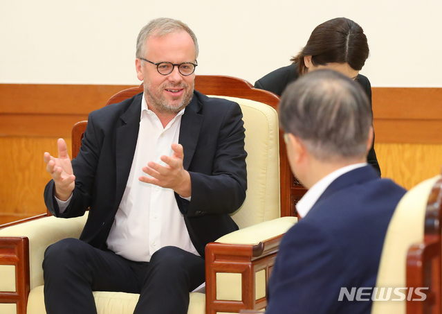 【서울=뉴시스】전신 기자 = 크리스토프 들루아르 국경없는기자회 사무총장이 18일 청와대 본관에서 문재인 대통령을 만나 인사말하고 있다. 2019.09.18. photo1006@newsis.com