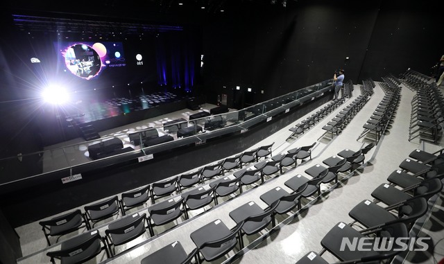 【서울=뉴시스】 고범준 기자 = 18일 서울 용산구 노들섬 라이브하우스에서 열린 '노들섬 음악중심 복합문화공간' 개장 프레스투어에서 공연장이 공개되고 있다. 오는 28일 정식개장하는 노들섬은 자연환경과 어우러질 수 있도록 3층 높이의 건축물들이 배치되어 있고, 음악 복합문화공간을 구성하고 있는 주요시설은 라이브하우스(대중음악 전문 공연장), 노들서가(서점 겸 도서관), 엔테이블(음식문화공간), 식물도(식물공방) 등이다. 2019.09.18. bjko@newsis.com