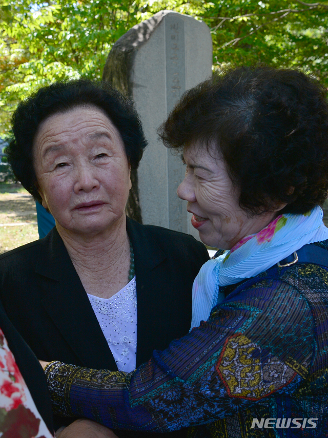 【광주=뉴시스】변재훈 기자 = 18일 오전 광주 서구 5·18기념공원에서 '표정두 열사 정신계승비' 이전 제막식이 열린 가운데 행사를 마친 표 열사의 어머니 고복단씨가 눈시울을 붉히고 있다. 5·18민주화운동의 진상 규명과 책임 처벌을 요구하며 분신한 표 열사를 기리는 정신계승비는 옛 호남대 쌍촌캠퍼스 부지에 방치되다 이날 5·18기념공원으로 옮겨져 새롭게 단장됐다. 2019.09.18.  wisdom21@newsis.com