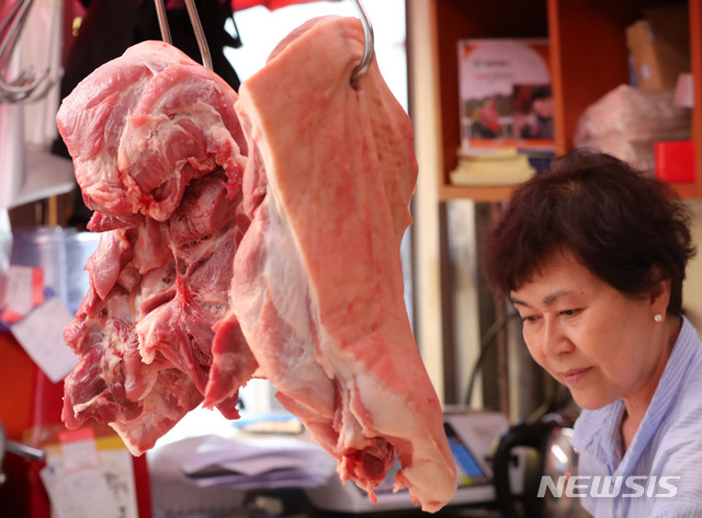 【서울=뉴시스】박주성 기자 = 국내에서 처음으로 아프리카돼지열병(ASF)이 17일 발병하면서 돼지고기 가격이 급등했다. 농림축산식품부는 18일 "현재 돼지고기 수급은 사육마릿수가 평년 대비 13% 많고 육가공업체 등이 충분한 재고물량을 확보하고 있어 가격은 낮은 수준으로 유지되어 왔다"고 밝혔다. 그러나 전날 돼지고기 도매가격이 32.4% 상승한 것은 이동중지명령에 따른 단기간 물량 부족을 우려한 중도매인이 선제적으로 물량을 확보하면서 나타난 일시적 가격 상승으로 보여진다고 설명했다. 사진은 18일 오후 서울 성동구 마장동 축산시장에서 한 상인이 돼지고기를 손질하고 있는 모습. 2019.09.18. park7691@newsis.com