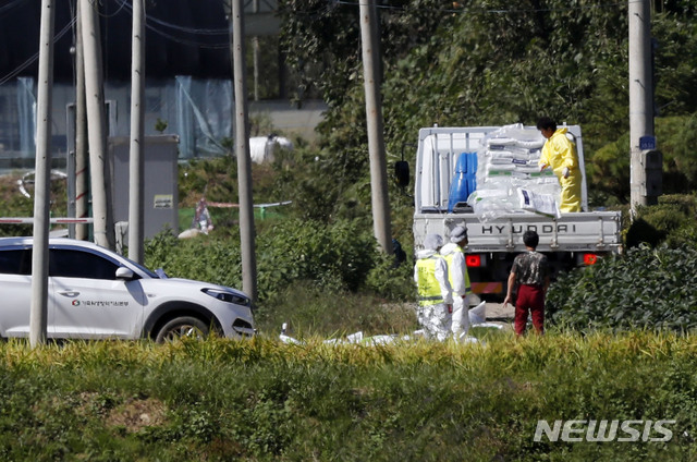 【연천=뉴시스】최동준 기자 = 18일 아프리카돼지열병(ASF)이 발생한 경기 연천군의 한 돼지 농장에서 가축위생방역지원본부 등 관계자들이 가축방역용(소독용) 생석회를 차에서 내리고 있다. 2019.09.18. photocdj@newsis.com