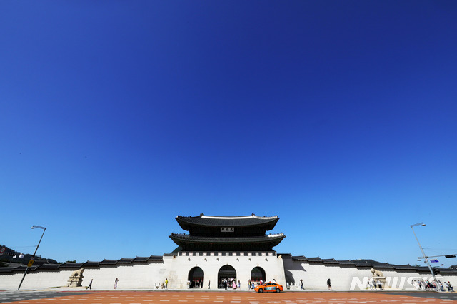 【서울=뉴시스】배훈식 기자 = 전국 대부분 지역 미세먼지 농도가 좋음 단계를 보인 18일 오후 서울 종로구 광화문 위로 구름 한 점 없는 파란 하늘이 펼쳐져 있다. 2019.09.18. dahora83@newsis.com