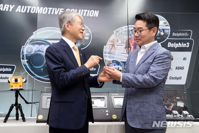 【서울=뉴시스】최기영 과학기술정보통신부 장관이 18일 오후 서울 송파구 지능형반도체 팹리스 기업, 텔레칩스를 방문해 이장규 텔레칩스 대표로부터 '차량용 인포테인먼트 솔루션 칩' 에 대한 설명을 듣고 있다. 2019.09.18. (사진=과학기술정보통신부 제공) photo@newsis.com