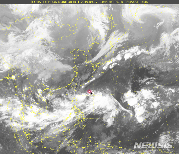 【서울=뉴시스】기상청은 18일 일본 오키나와 남동쪽 해상에서 지난 17일 발생한 열대저압부가 느리게 북서진하며 24시간 이내에 태풍으로 발달할 것으로 예상된다고 밝혔다. 기상청은 "진로는 우리나라로 접근하거나 구체적 경로는 미지수"라며 "일본 규슈나 대한해협을 통과할 수도 있고 한반도에 상륙할 수도 있는 등 변동성이 크다"고 설명했다. 다만 "동반된 비구름대의 규모나 강도가 클것으로 예상돼 오는 22~23일 사이 남부지방과 동해안을 중심으로 대량의 강수가 집중될 가능성이 커지고 있어 예의주시해야 한다"고 덧붙였다. 2019.09.18. (사진=기상청 홈페이지) photo@newsis.com