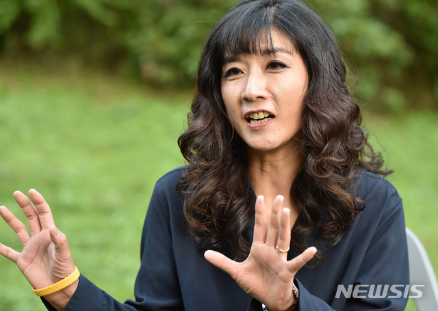 【수원=뉴시스】 김종택 기자 = 재즈보컬 리스트 말로가 18일 오후 경기 수원시 광교호수공원에서 열린 2019 수원재즈 페스티벌 공연에 앞서 인터뷰를 하고 있다. 2019.09.18. semail3778@naver.com