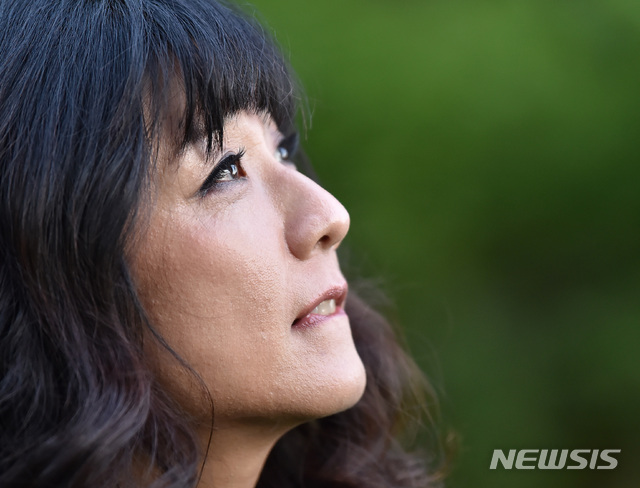 【수원=뉴시스】 김종택 기자 = 재즈보컬 리스트 말로가 18일 오후 경기 수원시 광교호수공원에서 열린 2019 수원재즈 페스티벌 공연에 앞서 인터뷰를 하고 있다. 2019.09.18. semail3778@naver.com