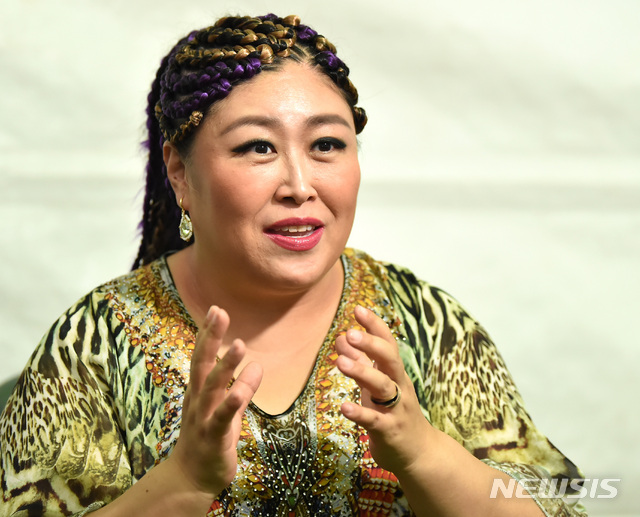 【수원=뉴시스】 김종택 기자 = 블랙&소울 뮤직의 국모 BMK가 18일 오후 경기 수원시 광교호수공원에서 열린 2019 수원 재즈페스티벌 공연에 앞서 인터뷰를 하고 있다. 2019.09.18. semail3778@naver.com