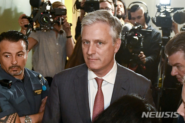 【스톡홀름=AP/뉴시스】도널드 트럼프 미국 대통령이 18일(현지시간) 트윗을 통해 새 백악관 국가안보보좌관에 로버트 오브라이언 인질문제 담당 대통령특사를 지명했다고 밝혔다. 사진은 오브라이언 특사가 미국 래퍼 석방 문제로 지난 7월30일 스웨덴 스톡홀름 법원에 도착했을 때의 모습. 2019.09.18