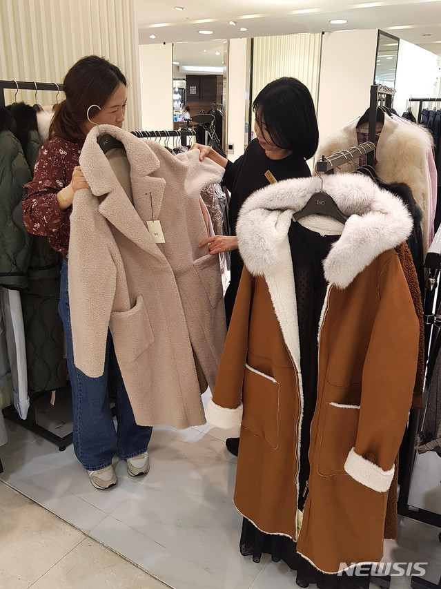 【부산=뉴시스】 롯데백화점 부산본점의 한 의류매장을 찾은 고객이 겨울 코트를 살펴보고 있다. 2019.09.19. (사진=롯데백화점 제공)photo@newsis.com 