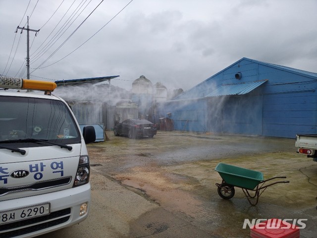 【평택=뉴시스】  평택시가 아프리카돼지열병 차단을 위해 돼지농가 및 축산관련 시설에 대한 중점 소독을 벌이고 있다. (사진 = 평택시 제공)