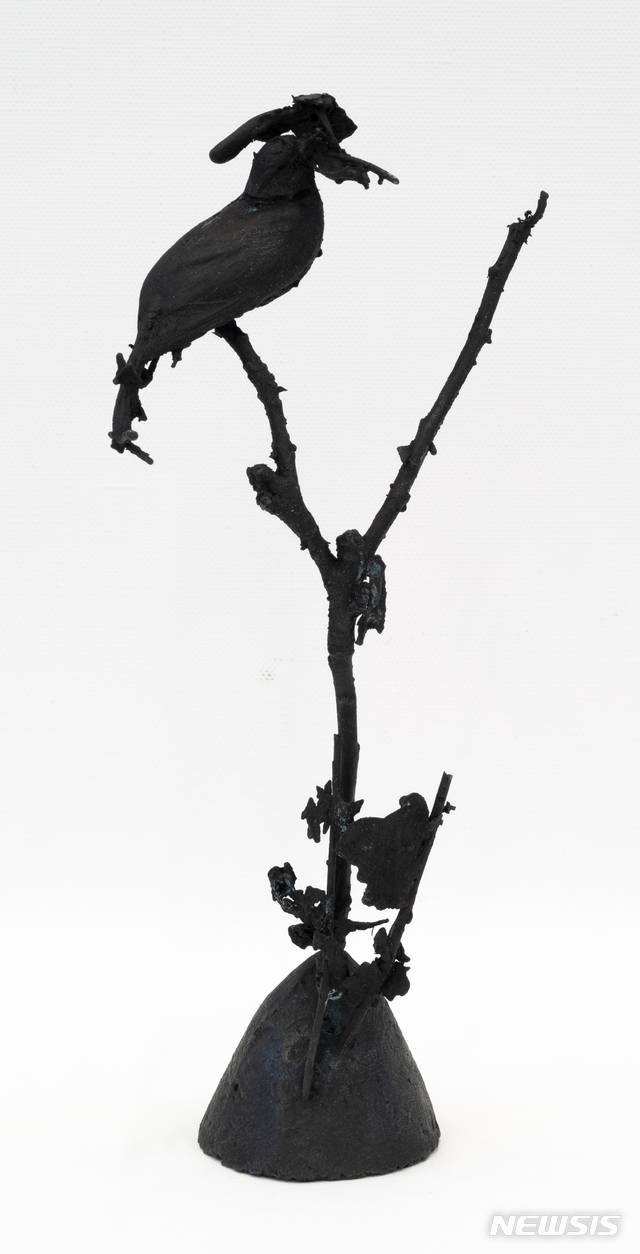 【서울=뉴시스】 내용은 언뜻 보인다 85 Content is a Glimpse 85, 2019, 청동 주조 Cast bronze, 32x7x13cm