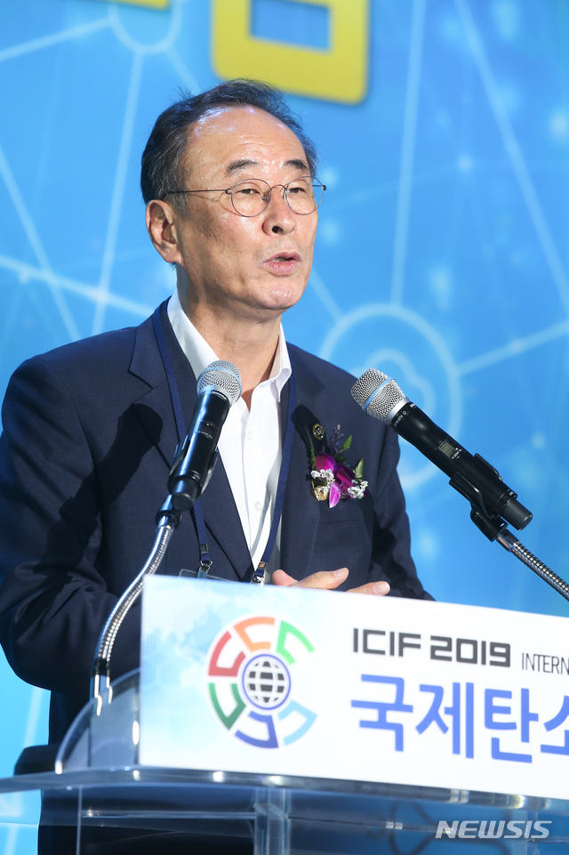 【구미=뉴시스】박홍식 기자 = 장세용 경북 구미시장이 19일 구미코에서 열린 '2019 국제 탄소산업 포럼'에서 환영사를 하고 있다. 2019.09.19 (사진=구미시 제공) photo@newsis.com