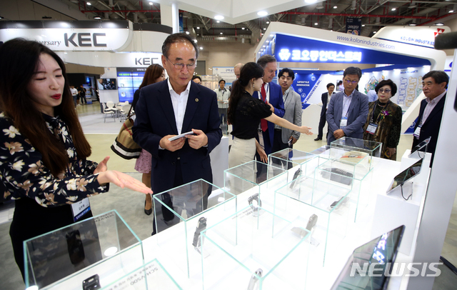 【구미=뉴시스】박홍식 기자 = 장세용 경북 구미시장이 19일 구미코에서 열린 '2019 국제 탄소산업 포럼' 개막식을 마친 후 행사장을 둘러보고 있다. 2019.09.19 (사진=구미시 제공) photo@newsis.com
