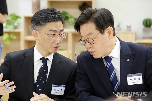 【수원=뉴시스】 박다예 기자 = 이국종 아주대학교 외과대학 교수(왼쪽)와 이재명 경기도지사가 대화를 나누고 있다. 2019.09.19 (사진 = 경기도 제공)photo@newsis.com