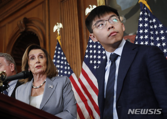 【워싱턴=AP/뉴시스】18일(현지시간) 낸시 펠로시 미국 하원의장과 조슈아 웡 홍콩 데모시스토당 비서장이 워싱턴 국회의사당에서 열린 기자회견에서 참석하고 있다. 2019.09.19